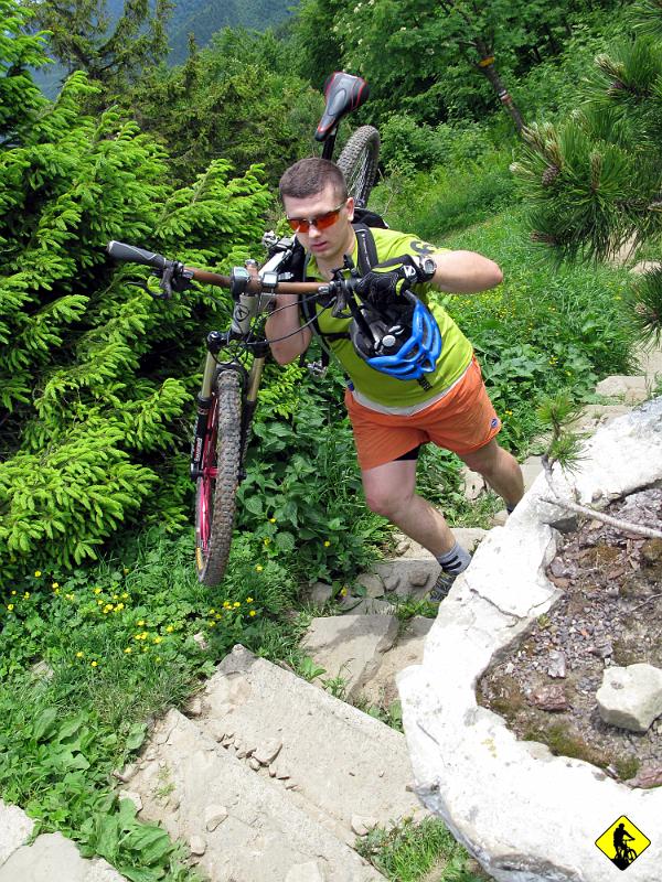 foto 047.jpg - W końcu docieramy do schroniska… zamawiamy filety z kury , wodę i piwko. Płacimy za to 45zł… Zastawia mnie czy w czasach moich rodziców też były takie popier…. ceny, by na głodnego zastanawiać czy stać Cię na obiad mając 20zł w kieszeni…